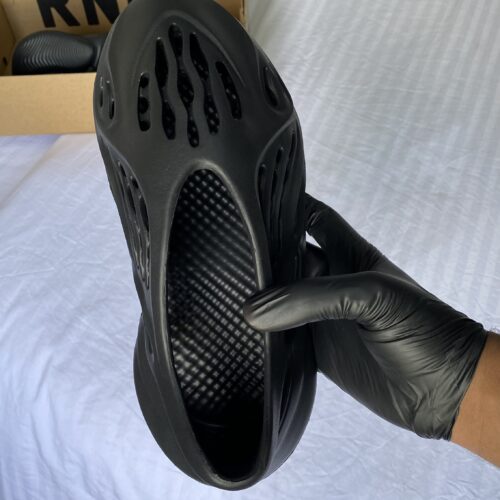 Yeezy Foam Runner "Carbon" sandals - Image 7