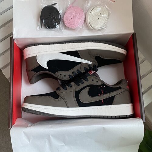 Travis Scott x Air Jordan 1 Low 'Mocha' - Image 10